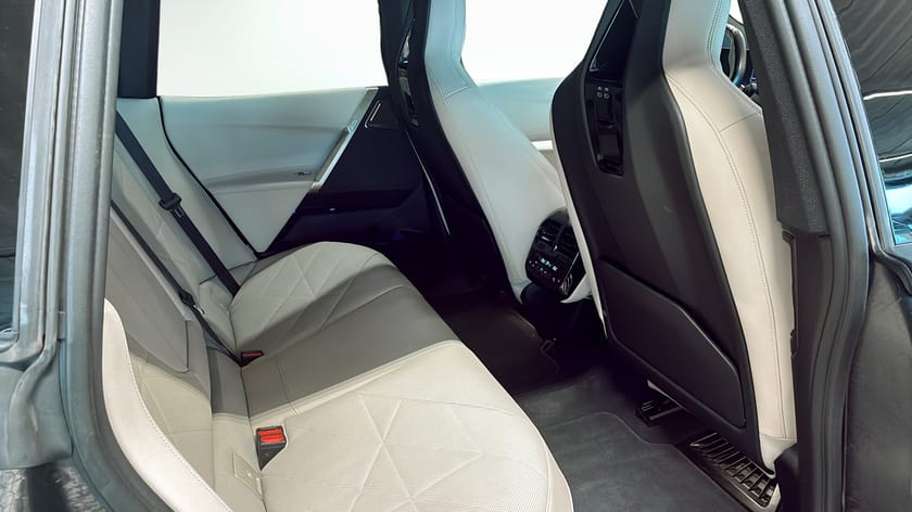 Bild 5 av BMW iX xDrive50 50 B&W Skylounge Aktiv styrning