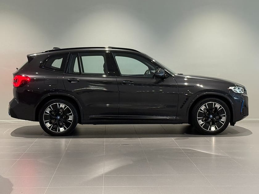 Bild 3 av BMW iX3 Charged Plus M Sport HUD Drag H/K Adpt Farth Panor.