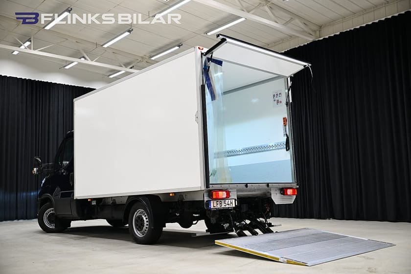 Bild 3 av Iveco Daily 35-140 Chassi Cab 136HK Automat|Volymskåp|Bakgavellyft|Kylbil|Moms|SeUtr!