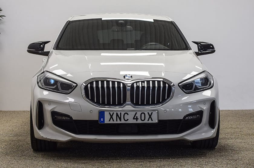 Bild 4 av BMW 118i M Sport Head Up Elstol Radarfart CarPlay Cockpit