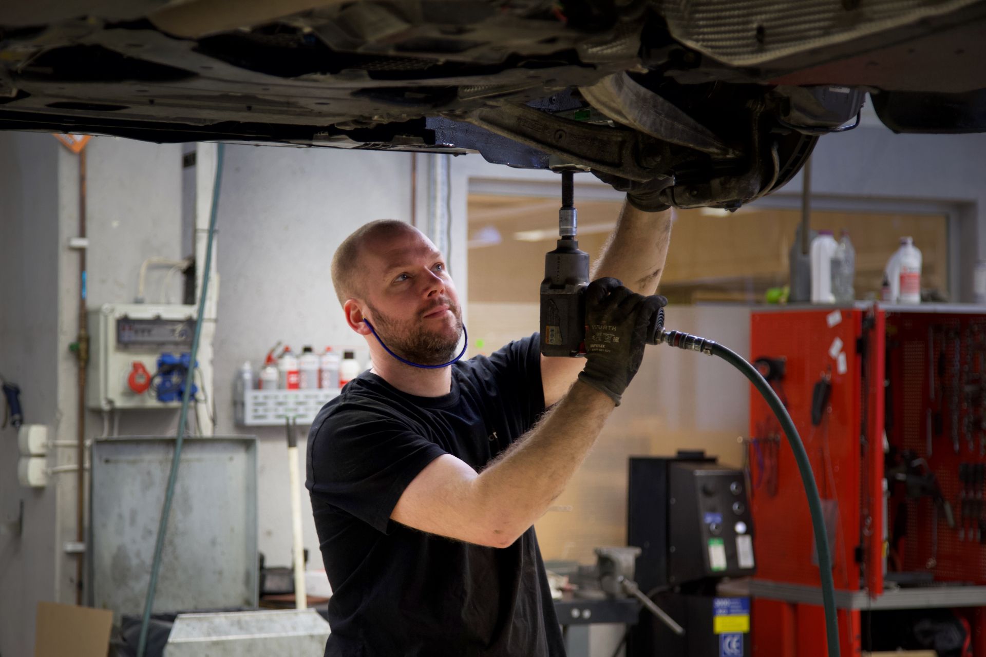 Vit volkswagen parkerad utomhus vid