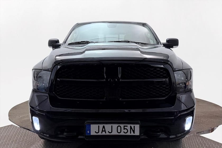 Bild 3 av RAM 1500 Crew Cab Classic 5.7 V8 HEMI Drag Nav Kamera ALPINE