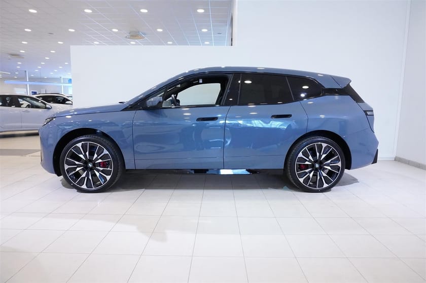 Bild 4 av BMW iX xDrive60 M Sport Pro Supercharged Ed Drag DA Pro B W