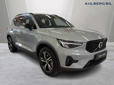 Volvo XC40 B3 FWD Bensin Plus Dark, Klimatpaket, Förarstödpaket, Parkeringskamera Bak, Baklucka Elmanövrerad, Dragkrok