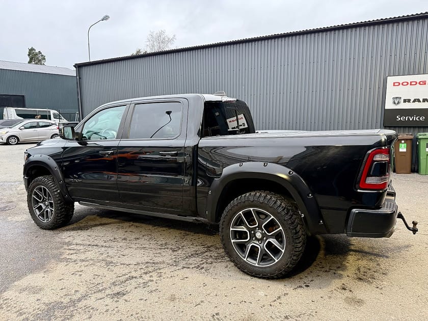 Bild 4 av RAM 1500 Crew Cab Dodge Laramie Night HEMI 4WD OFFROAD!