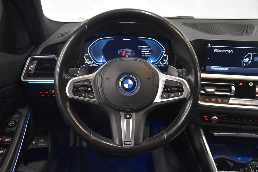 Bild 2 av BMW 330e xDrive Touring M-Sport Drag P-Värm Skinn Adapt HUD 292hk