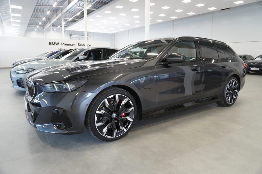 Bild 3 av BMW 550e xDrive Touring M Sport Pro Business Ed Drag DA Pro B W