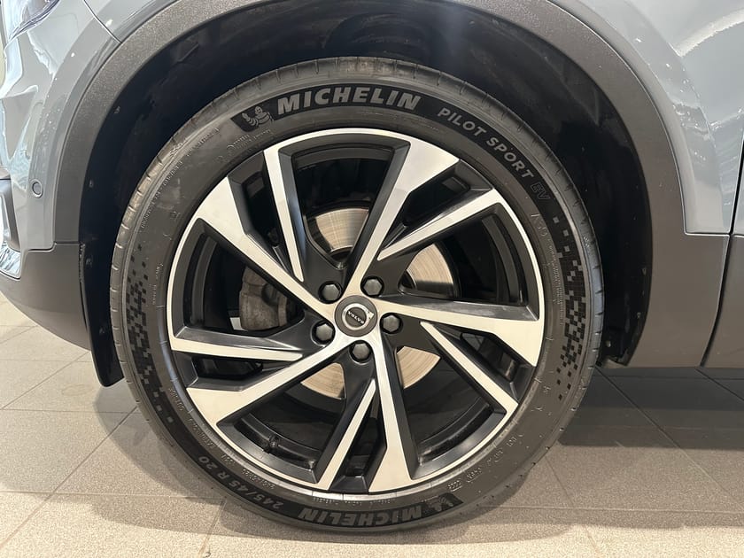 Bild 4 av Volvo XC40 D4 AWD R-Design/ 360 Kamera/ Dragkrok/Panoramatak
