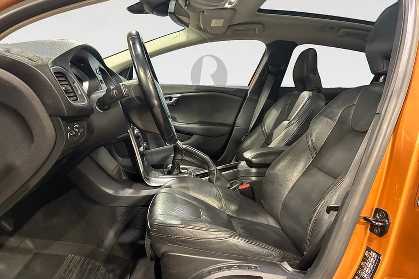 Bild 3 av Volvo V40 T3 150HK SUMMUM B-KAMERA DRAG SKINN PDC KAMREM BYTT 18"