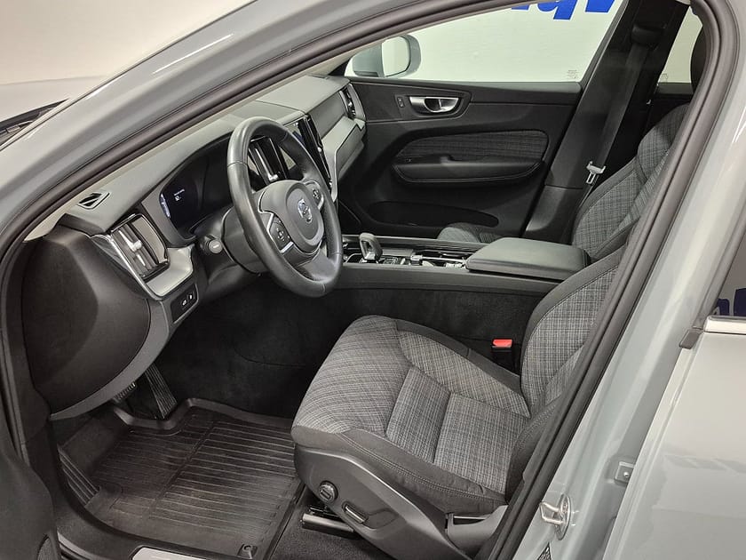 Bild 2 av Volvo XC60 T6 Recharge Core Edition plug in AWD 350HK 4x4 Panorama