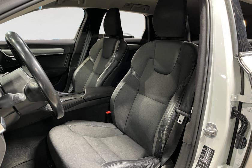 Bild 3 av Volvo V90 D3 150 HK AUT AWD MOMENTUM DRAG D-VÄRM VOC KAMREM BYTT
