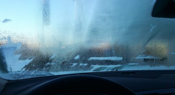 Så slipper du imma på bilrutan