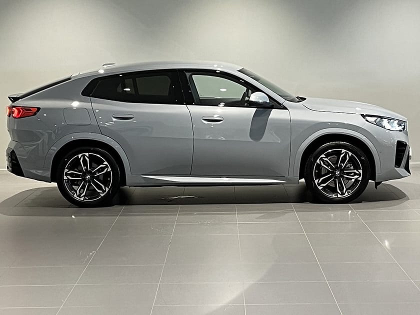 Bild 3 av BMW iX2 xDrive30 M Sport Drag Adpt Farth Sportstolar 19" Rattv.