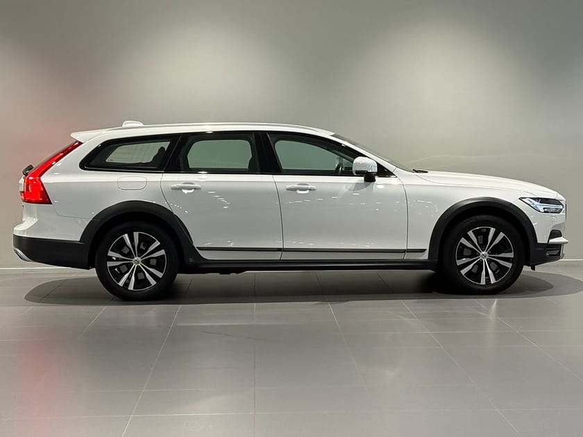 Bild 3 av Volvo V90 Cross Country D4 AWD Geartronic Momentum Drag 18"