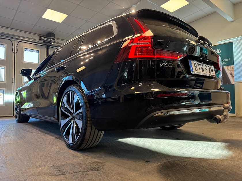 Bild 3 av Volvo V60 Recharge T6 AWD Ultimate Bright HUD H/K Pano Drag 350hk