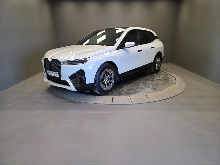 Bild 1 av BMW iX xDrive40 Comfort, Sportpaket Dragkrok HK ljud Panorama