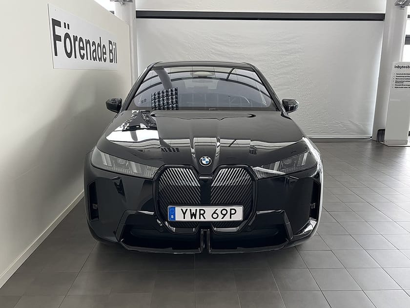 Bild 2 av BMW iX xDrive60 M Sport H/K Comfortpaket Drag Panorama