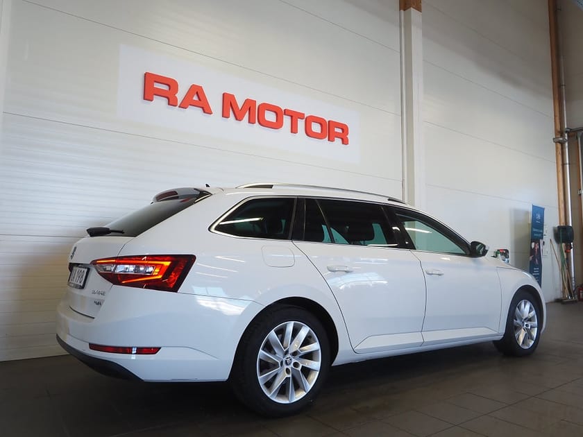 Bild 5 av Škoda Superb Kombi Skoda 2.0 TDI 4x4 190hk Style | Drag | Värmare