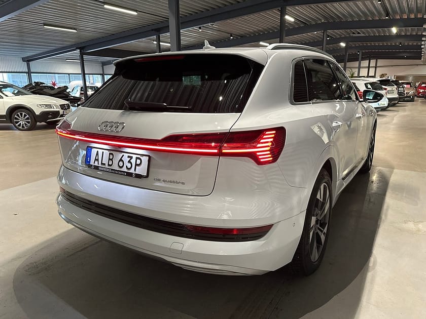 Bild 4 av Audi e-tron 55 quattro 360-kam Adaptiv farth Navi Skinn Drag