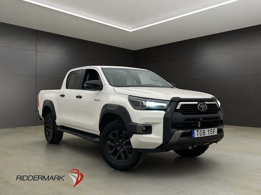 Bild 3 av Toyota Hilux Dubbelhytt Invincible 2.8 4WD Drag Kamera Diff Skinn MOMS