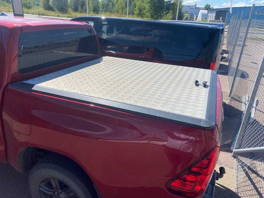 Bild 3 av Toyota Hilux Dubbelhytt D-cab 2,4 Turbo Automat HERO Drag / Flaklock / LED-ramp