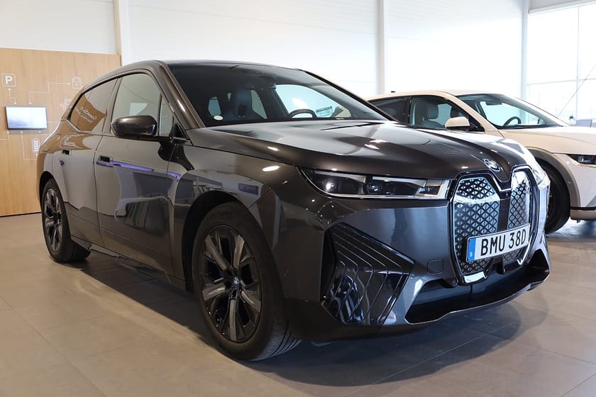 Bild 4 av BMW iX xDrive50 Comfort Pano H&K 360° Leasbar HUD Drag