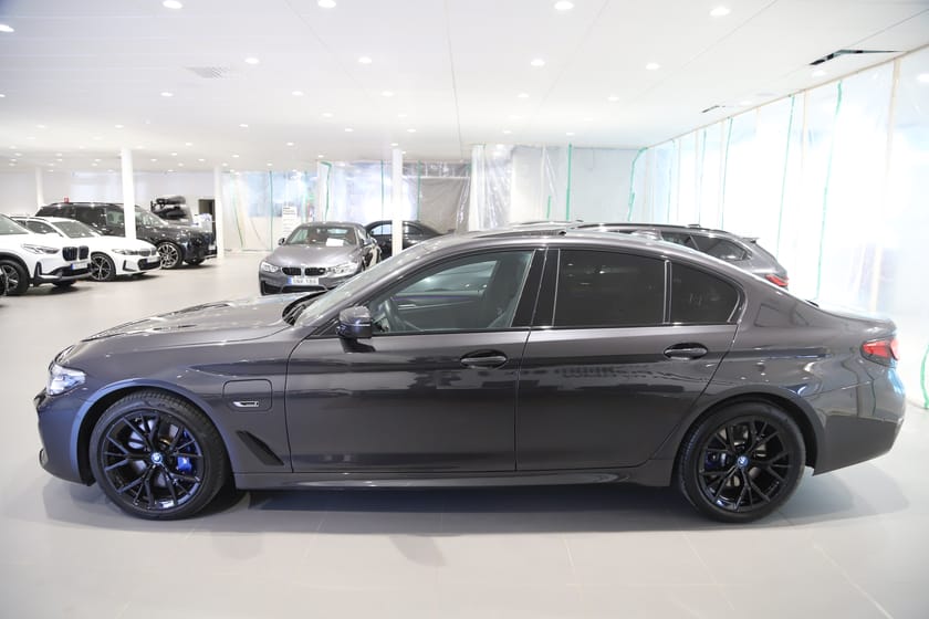 Bild 2 av BMW 545e xDrive Sedan M sport / H&K / Glas taklucka / Comfort Access