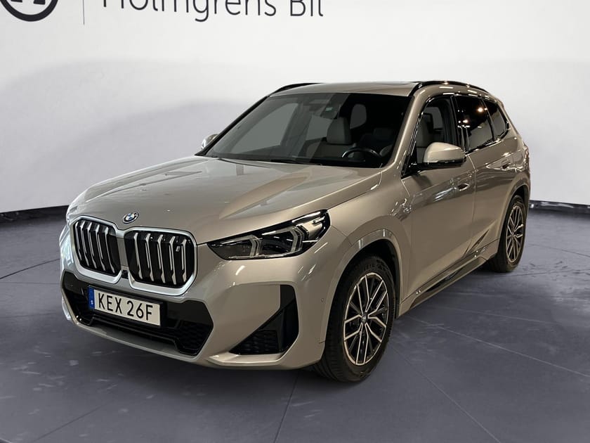 Bild 1 av BMW iX1 xDrive30 M Sport Drag Innovation 360 DAP Pano Elstol H K Travel Komfort Rattvärme Heljusass