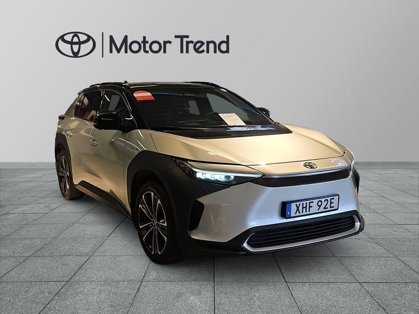 Bild 4 av Toyota bZ4X AWD EXECUTIVE PANORAMAGLASTAK BI-TONE INK VINTERHJUL/DRAGKROK