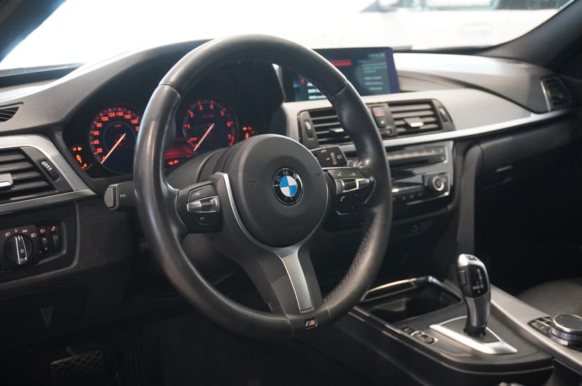 Bild 2 av BMW 320i xDrive Touring M-Sport Drag Keyless Nav Läder