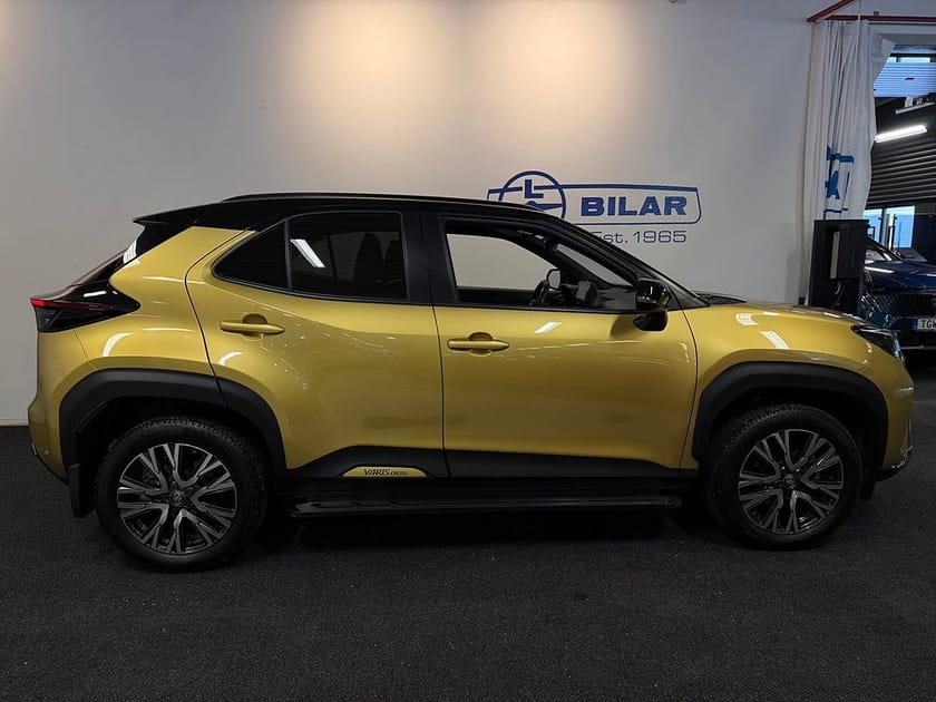 Bild 2 av Toyota Yaris Cross Hybrid AWD-i AWD Adventure JBL BiTone | Garanti/ Vhjul