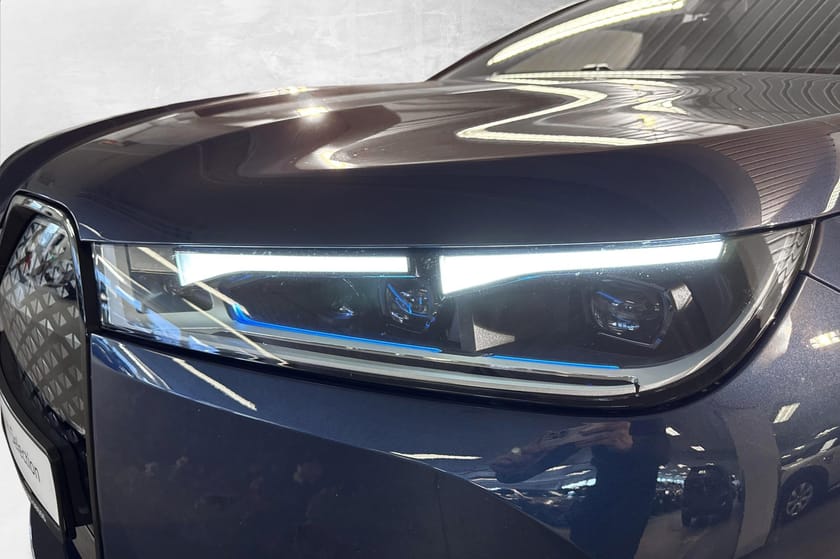Bilde 3 av BMW iX M60 Fully Charged B&W, S.close, Luft, 4-hjulsstyring