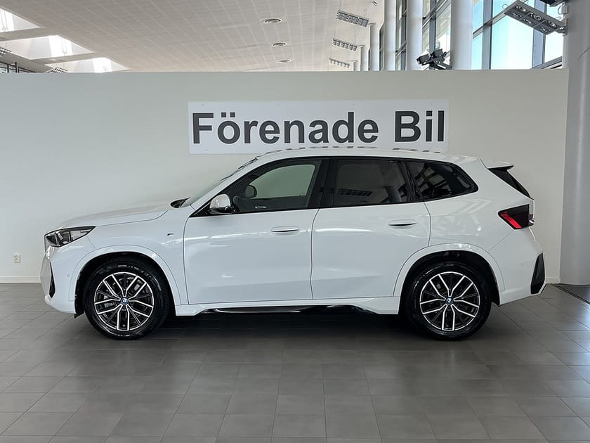 Bild 3 av BMW iX1 xDrive30 M Sport Dragkrok Rattvärme Sportstolar