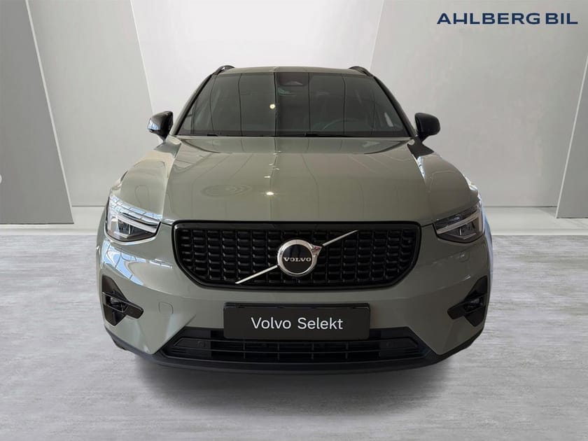 Bild 4 av Volvo XC40 B3 FWD Bensin Plus Dark, Klimatpaket, Förarstödspaket, Parkeringskamera Bak, Baklucka Elmanövrerad, Google Maps