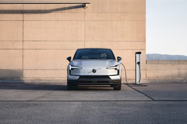 Volvo EX30 framifrån laddar