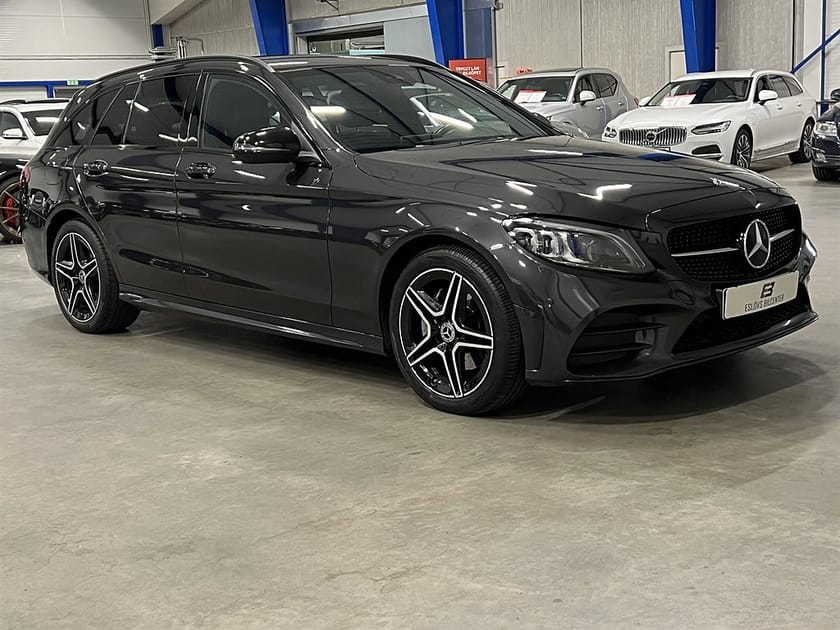 Bild 2 av Mercedes-Benz C 200 T d 160 HK / AMG / Night Edition / Burmester
