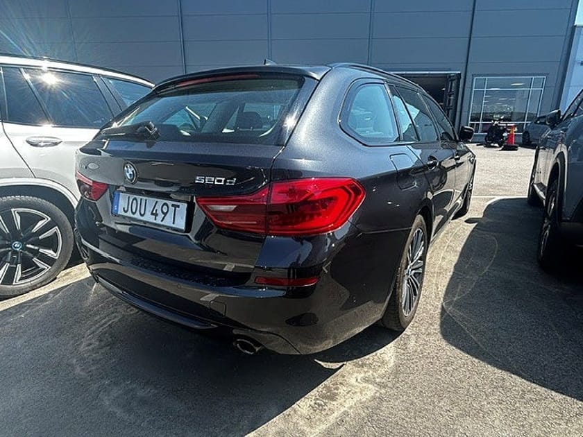Bild 3 av BMW 520d xDrive Touring Sport line |Parkeringsvärmare | Dragkrok