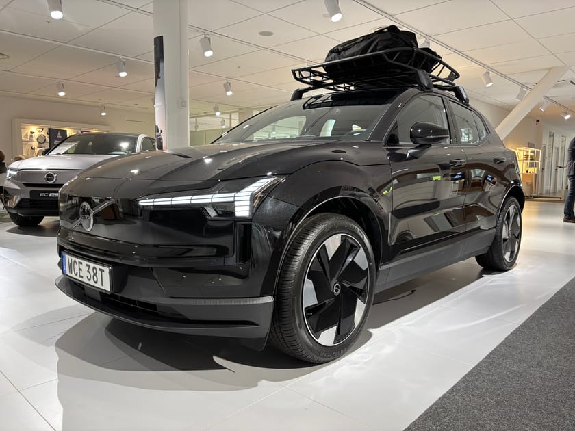 Bild 1 av Volvo EX30 Single Motor Extended Range M R Plus Edition