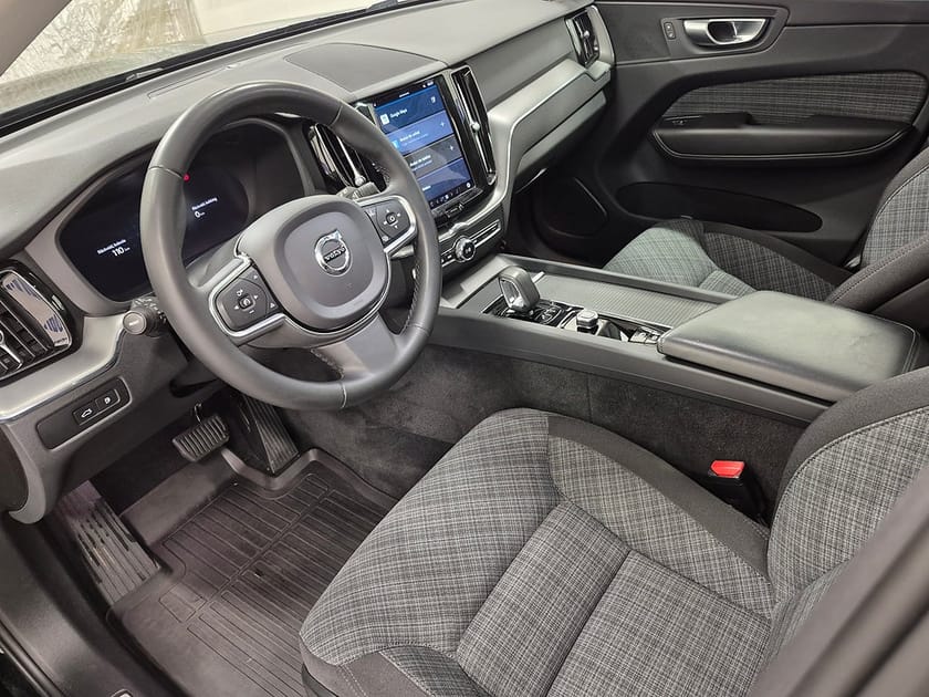 Bild 2 av Volvo XC60 T6 Recharge Core Bright plug in AWD 350HK 4x4 Panorama
