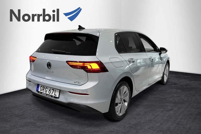 Bild 3 av Volkswagen Golf eTSI 150 DSG Sportstolar lågmil Kamera 17 tum