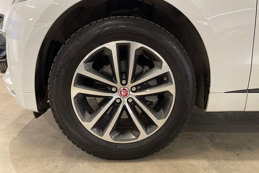 Bild 5 av Jaguar F-Pace 20d AWD R-Sport Panorama / Keyless / Elstolar / Skinn