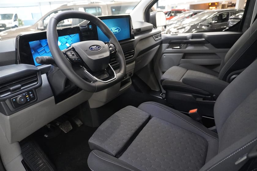 Bild 2 av Ford Transit Custom 320 Crew Van Plug-in Hybrid Dubbelhytt Skåp Limited 320l LWB 2.5l PHEV 227hk CVT AT FWD Bensin