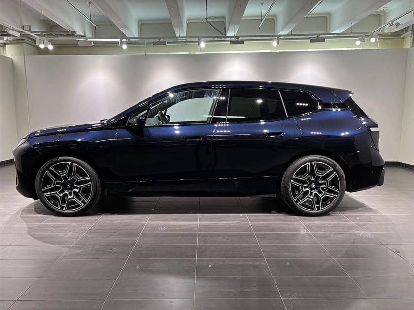 Bild 2 av BMW iX xDrive60 M Sport Pro Supercharged Ed Drag DA Pro B W