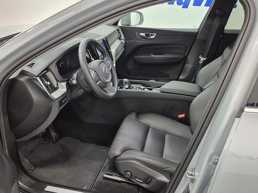 Bild 2 av Volvo XC60 T6 Recharge Core Edition plug in AWD 350HK 4x4 Panorama Läder