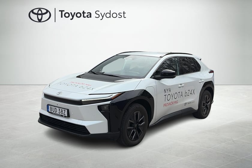 Bild 1 av Toyota bZ4X EXECUTIVE AWD NYA modellen, 360 Kamera, P-sensorer fram och bak, Ventilerade elstolar fram, Skinn, Rattvärme