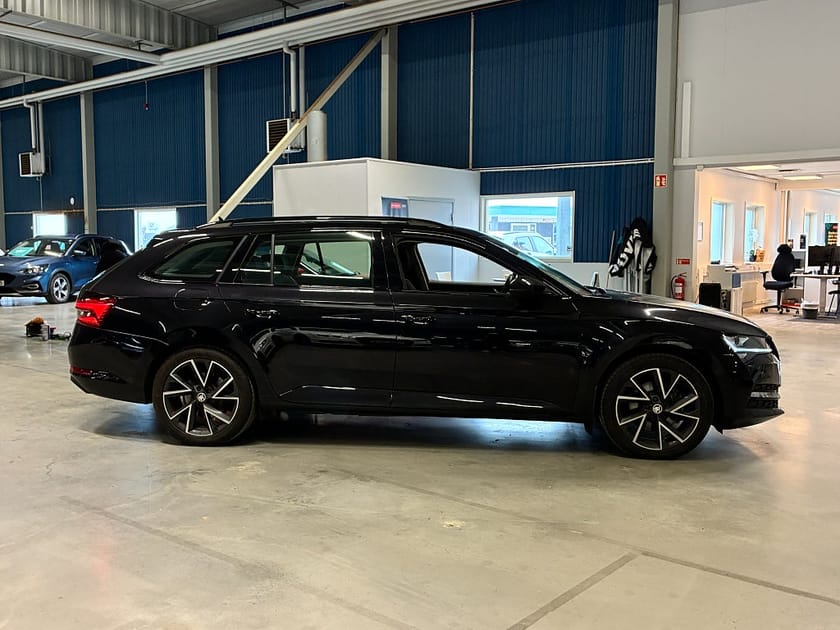 Bild 4 av Škoda Superb iV Kombi Skoda 1.4 Plug-in hybrid Black Pack |Rattvärme|Dragkrok
