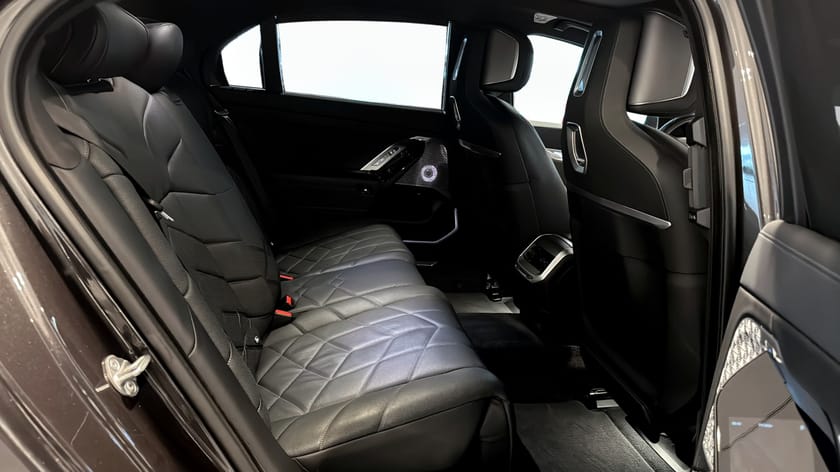 Bild 5 av BMW i7 xDrive60 B&W Executive Drive Pro Executive Lounge Crystal