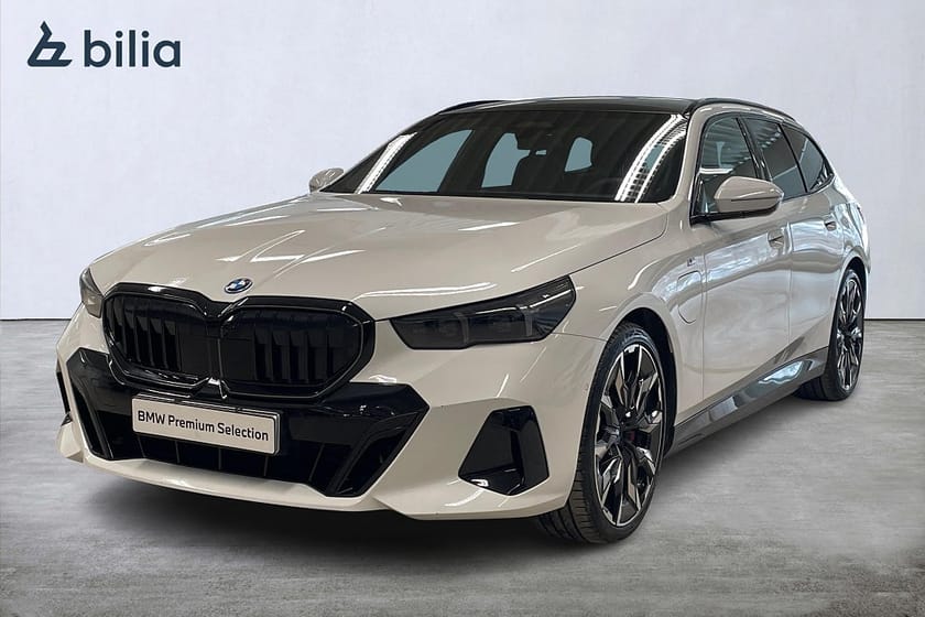 Bild 1 av BMW 550e xDrive Touring 550 M-Sport | Drag | B&W | HUD | 360 kam.