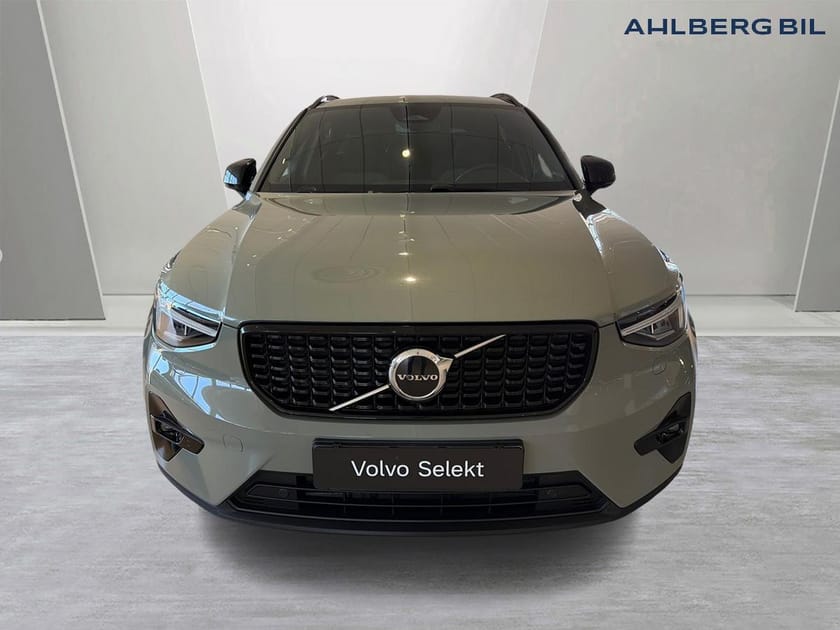 Bild 4 av Volvo XC40 B3 FWD Bensin Plus Dark, Klimatpaket, Förarstödpaket, Parkeringskamera Bak, Baklucka Elmanövrerad, Google Maps