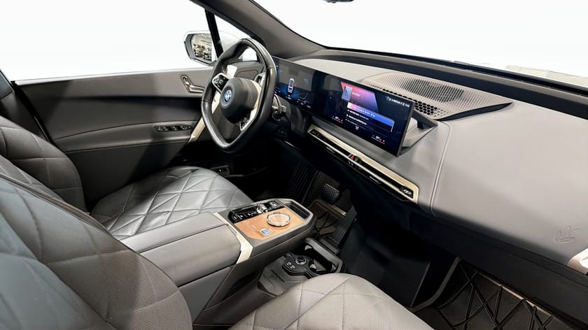 Bild 3 av BMW iX xDrive40 xDrive 40 Soft close Pano Sky DAP H/K